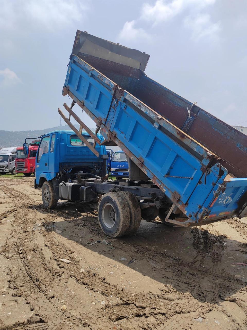 16年江淮顶力7102,4米8平板自卸,维柴4102发动机,825一16轮胎,手续