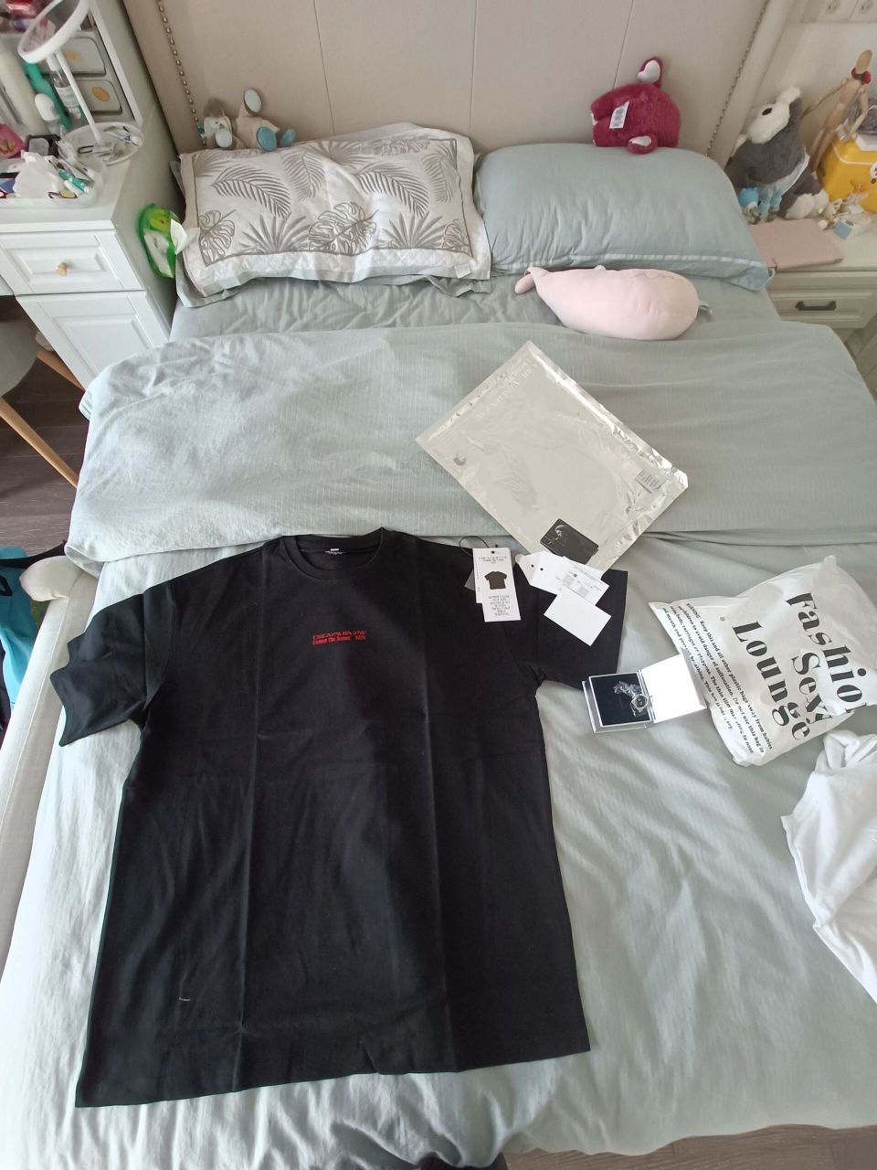 蔡徐坤现象t恤到底有多大 听说这是蔡徐坤的码 真的好大一件哈哈哈