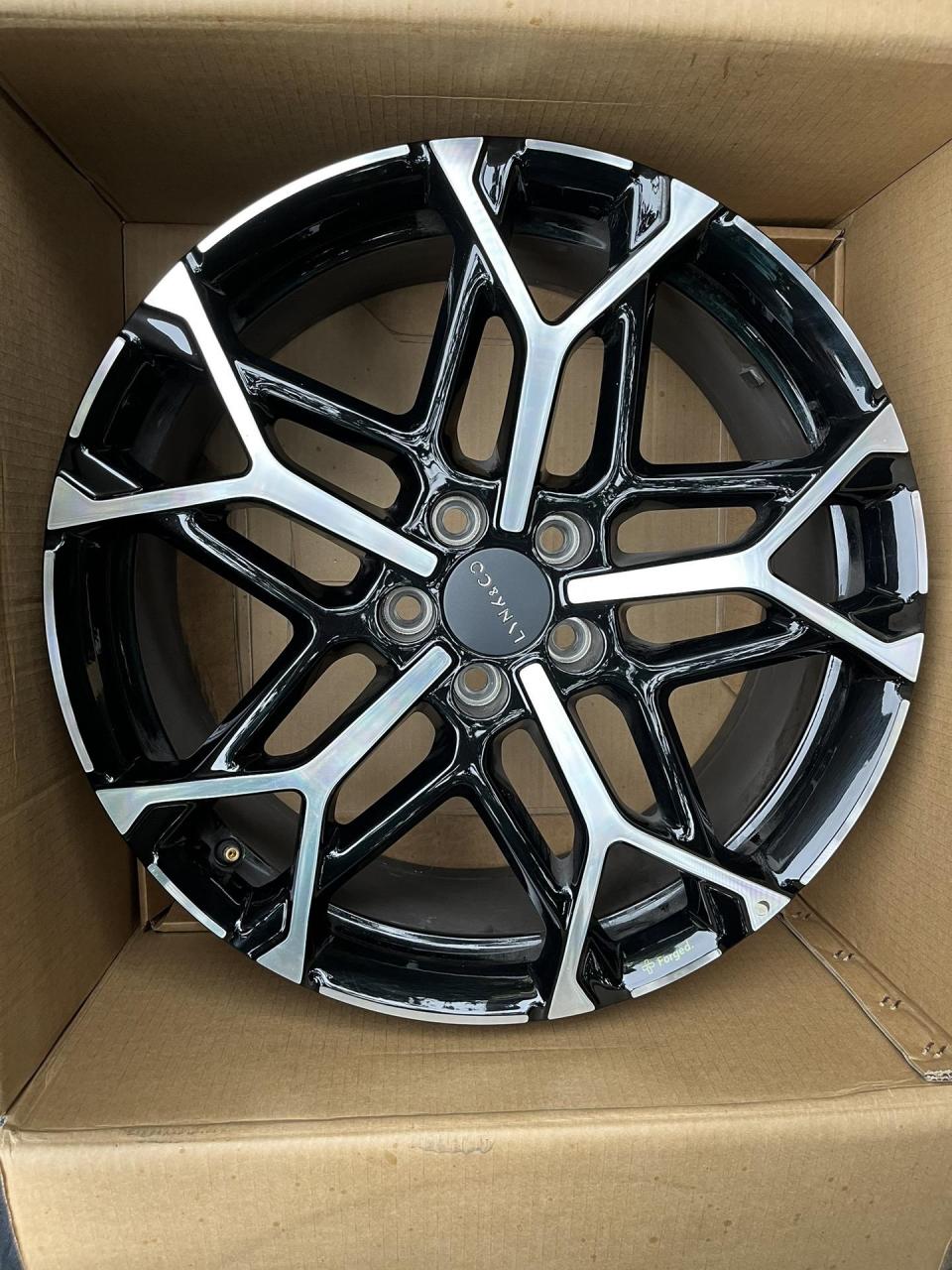 出23款领克03 原厂19寸锻造轮毂新款造型,行驶不到5000公里拆下来的.