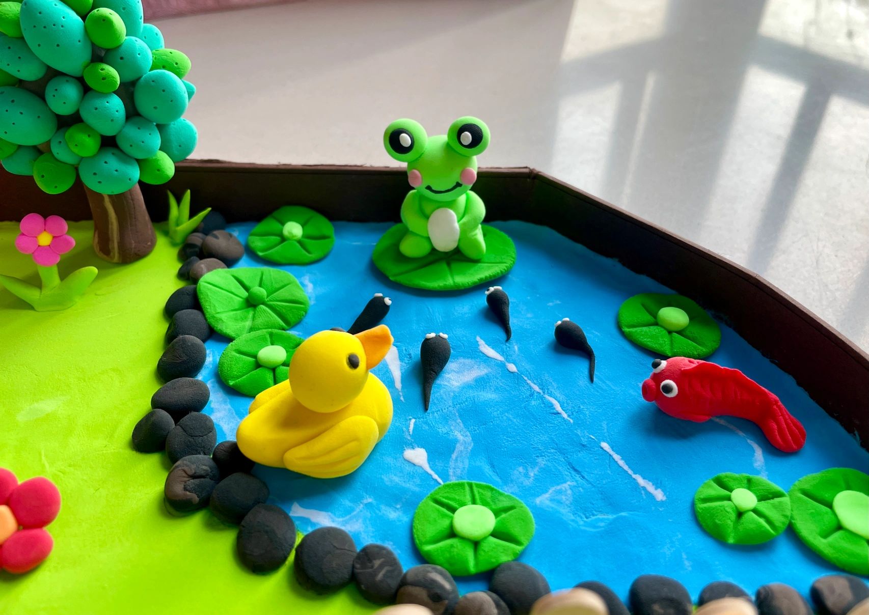 粘土版的迷你小农场 幼儿园这学期的主题是动物,要制作亲子手工,农场