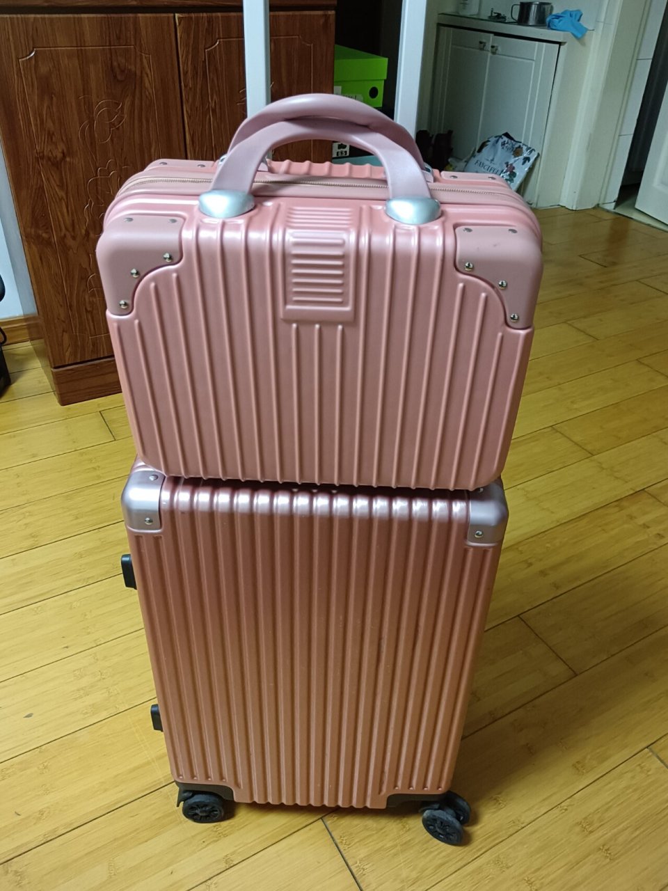 24寸行李箱如何登机 当然,24寸行李箱肯定是不能直接带上飞机的,需要