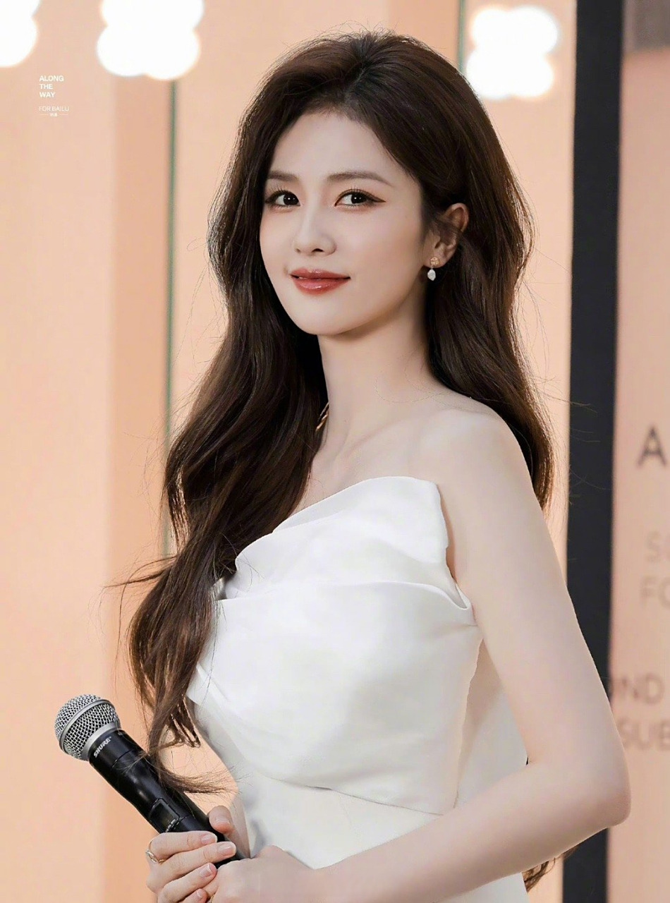 鞠婧祎白鹿相似造型#鞠婧祎,白鹿相似婚纱造型,都很好看呀,各有傅的