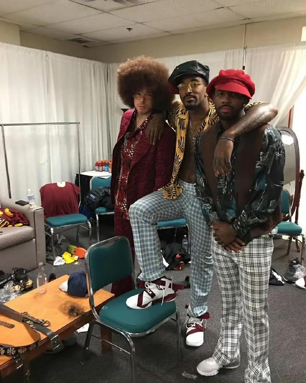 jr史密斯晒出他和德拉维多瓦以及欧文的合照,新秀欧文在jr面前表现的