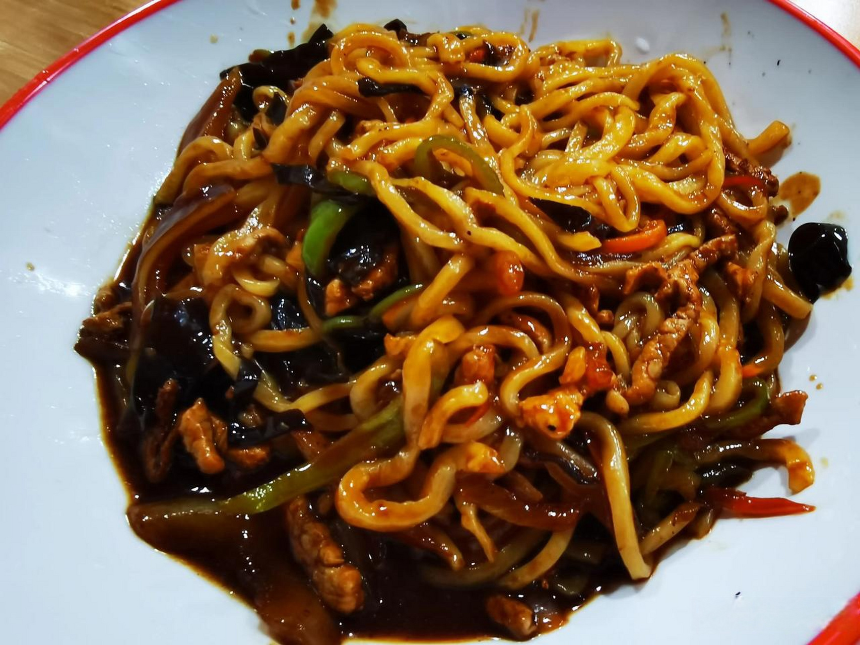 犄角旮旯一饭馆,15元钱,简简单单一碗鱼香肉丝炒面.