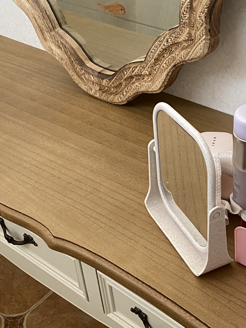 淘到emoji08同款镜子 镜子很重很大,大到可以当浴室镜了,质量好好