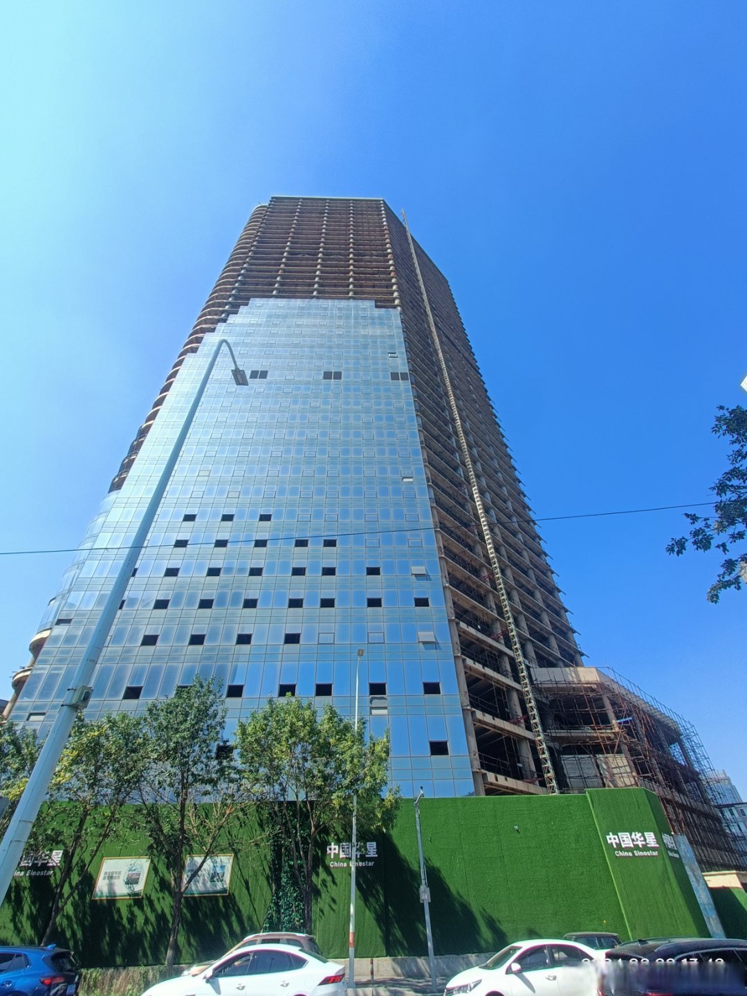 前几天路过中山路,发现距离三经街路口那个烂尾楼不