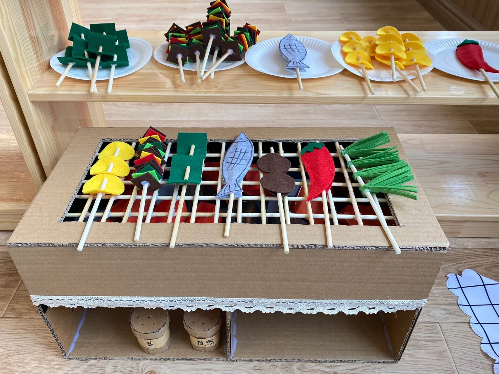 小班娃娃家环创手工自制烧烤玩具 炭火用普通a4白纸涂上丙烯颜料 干了