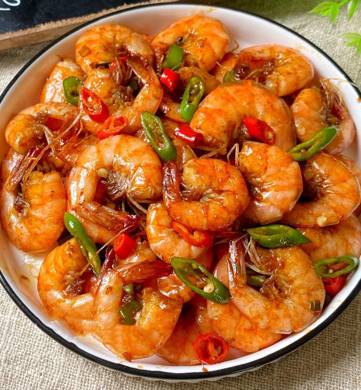 97家常下饭菜的辣炒大虾,巨过瘾～ 今天给大家分享一道超级下饭的