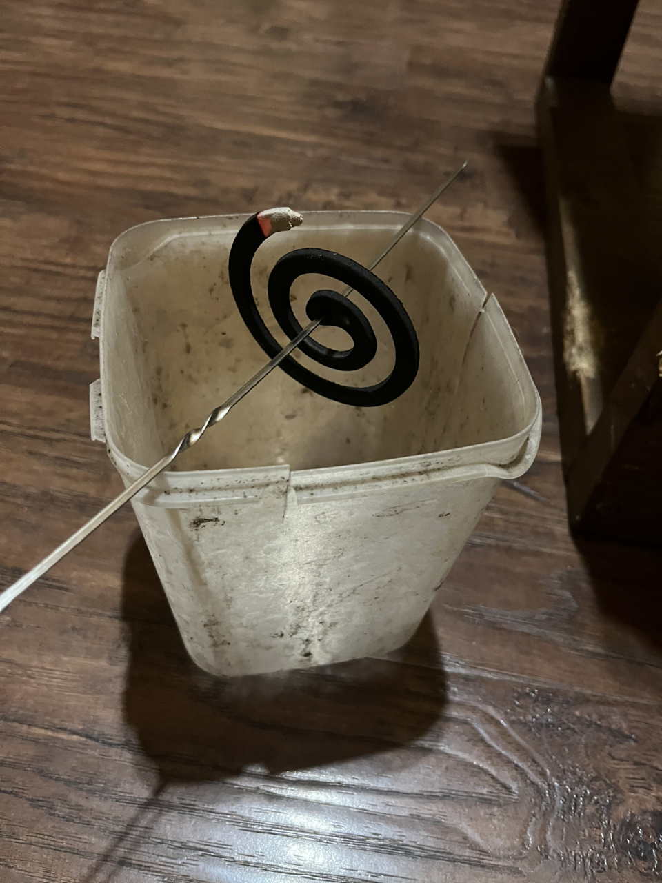 发挥聪明才智自制蚊香支架 去年的蚊香支架不知道跑哪里去了 今年又要