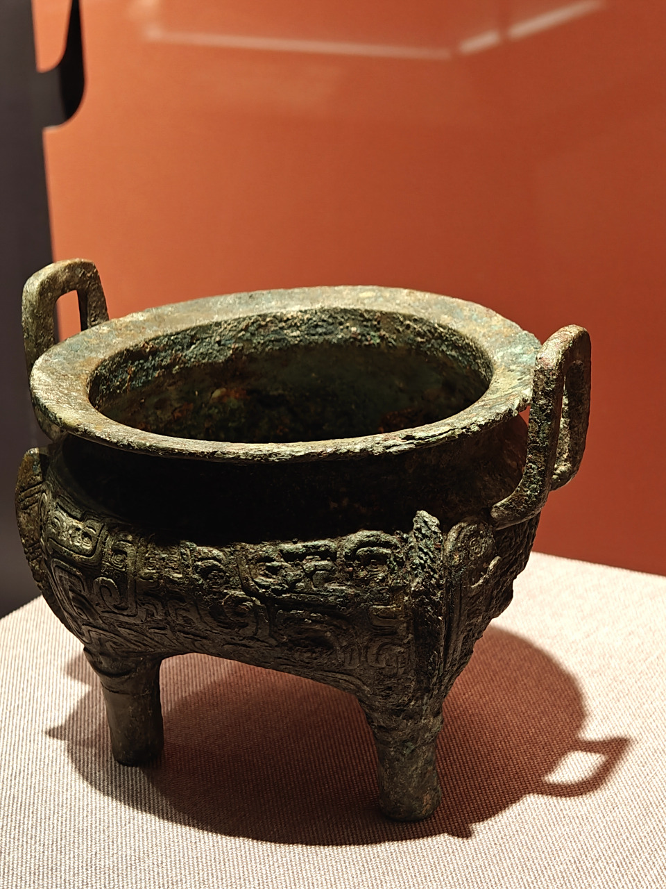 【霸业·文物赏析】  >> 西周 兽面纹鬲(lì),山西省曲沃县北赵村晋侯