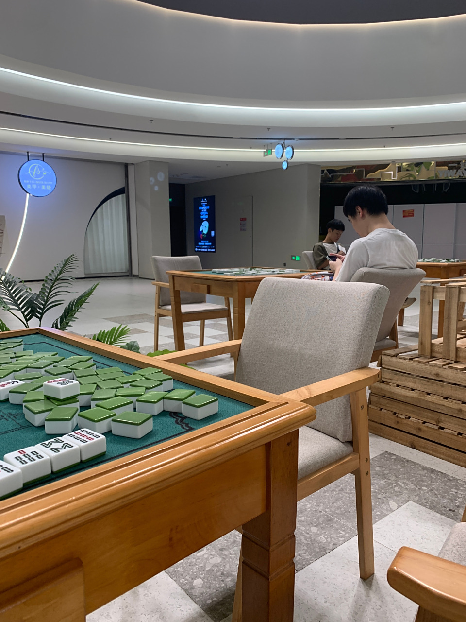 厦门某商场的休息区竟然安排了麻将桌,[捂脸]这下好了一休息就是几个