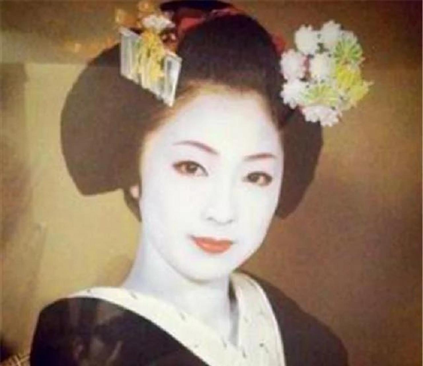 在一次宴会上,日本花魁岩崎峰子被英国女王嘲讽后,她便故意靠近侍奉
