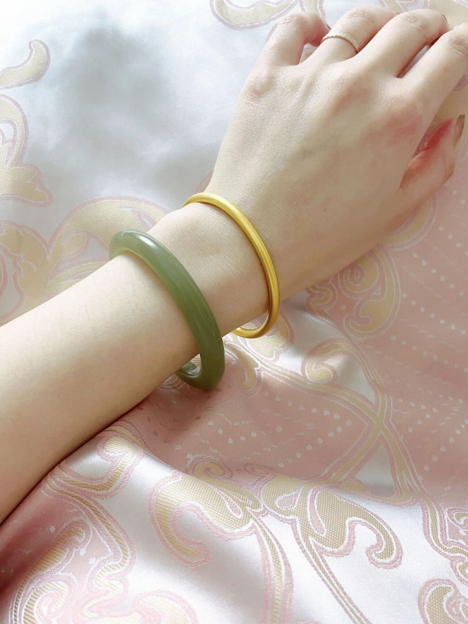 金玉手镯大家都是怎么戴的 左手一直戴玉镯子 戴了一年多了不想拿下来