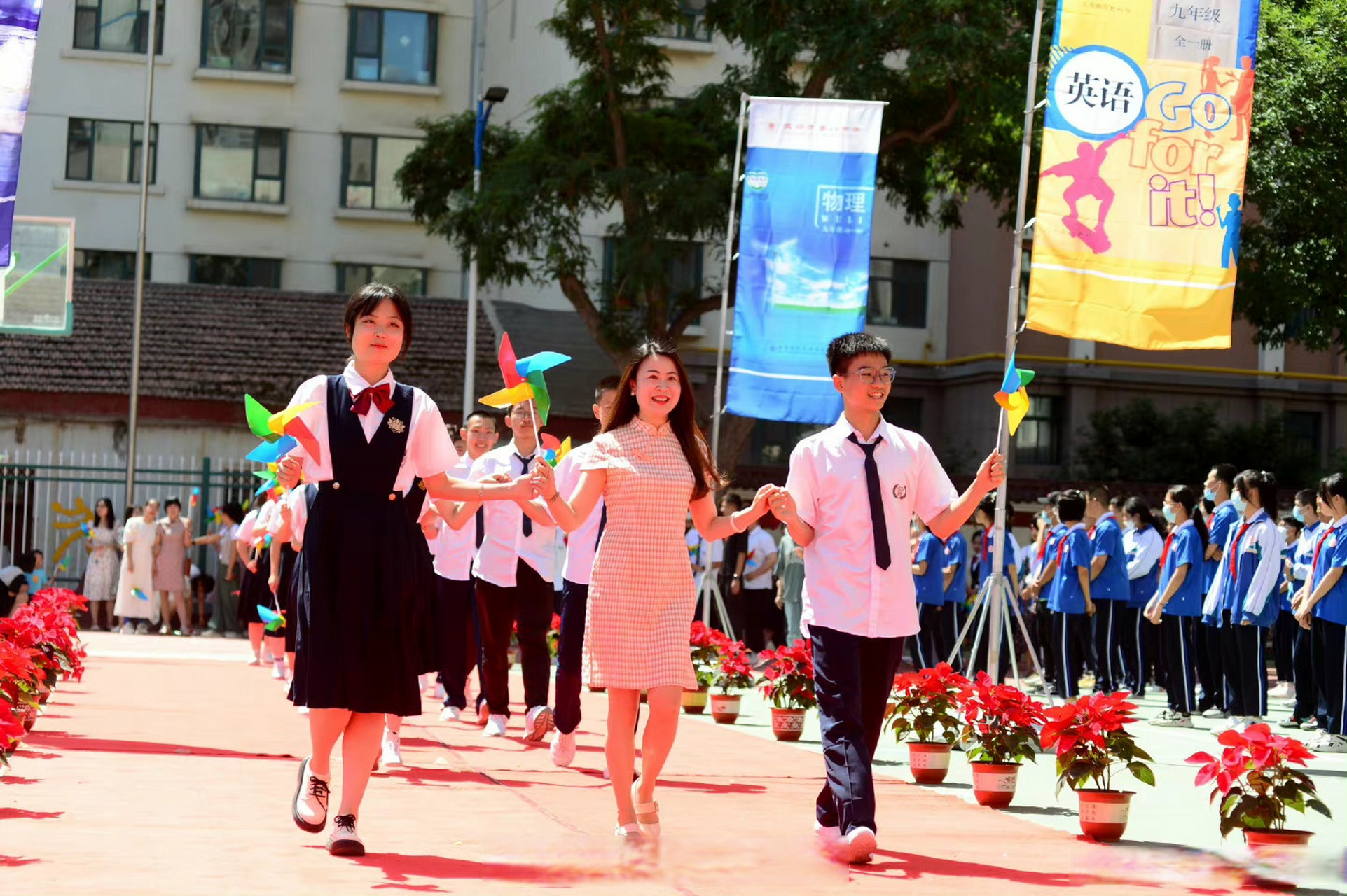 兰州八中举行初中毕业典礼# 走红毯,升起梦想的风帆——兰州第八盅Ё