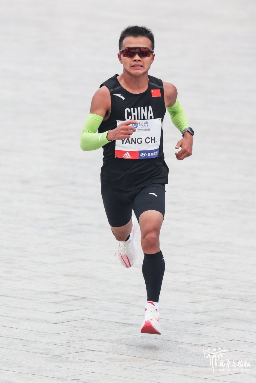 杨春龙 获得2022北京马拉松亚军!