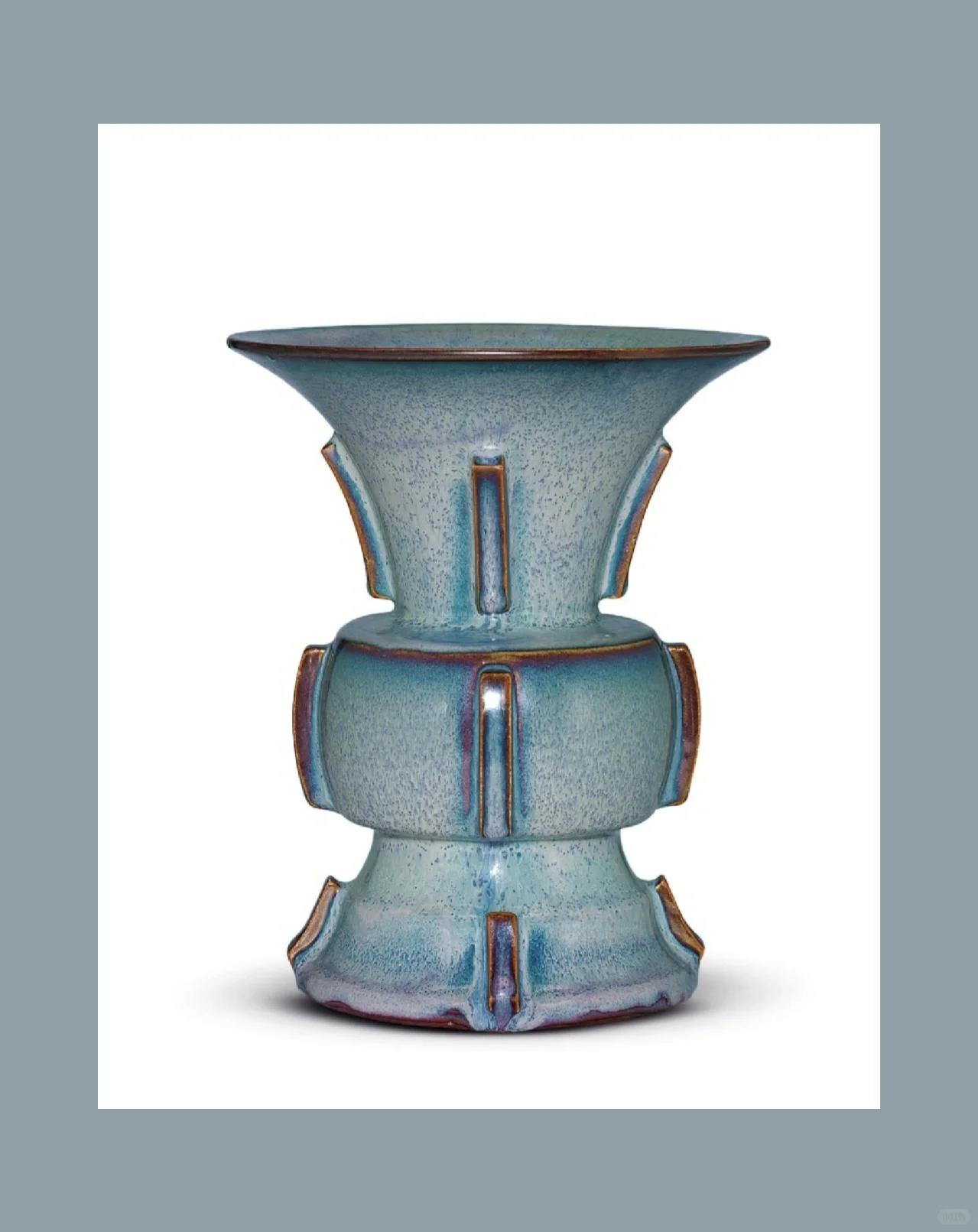 五大名窑之钧窑 钧窑是宋代五大名窑之一,以丰富多变的窑变釉色瓷器而