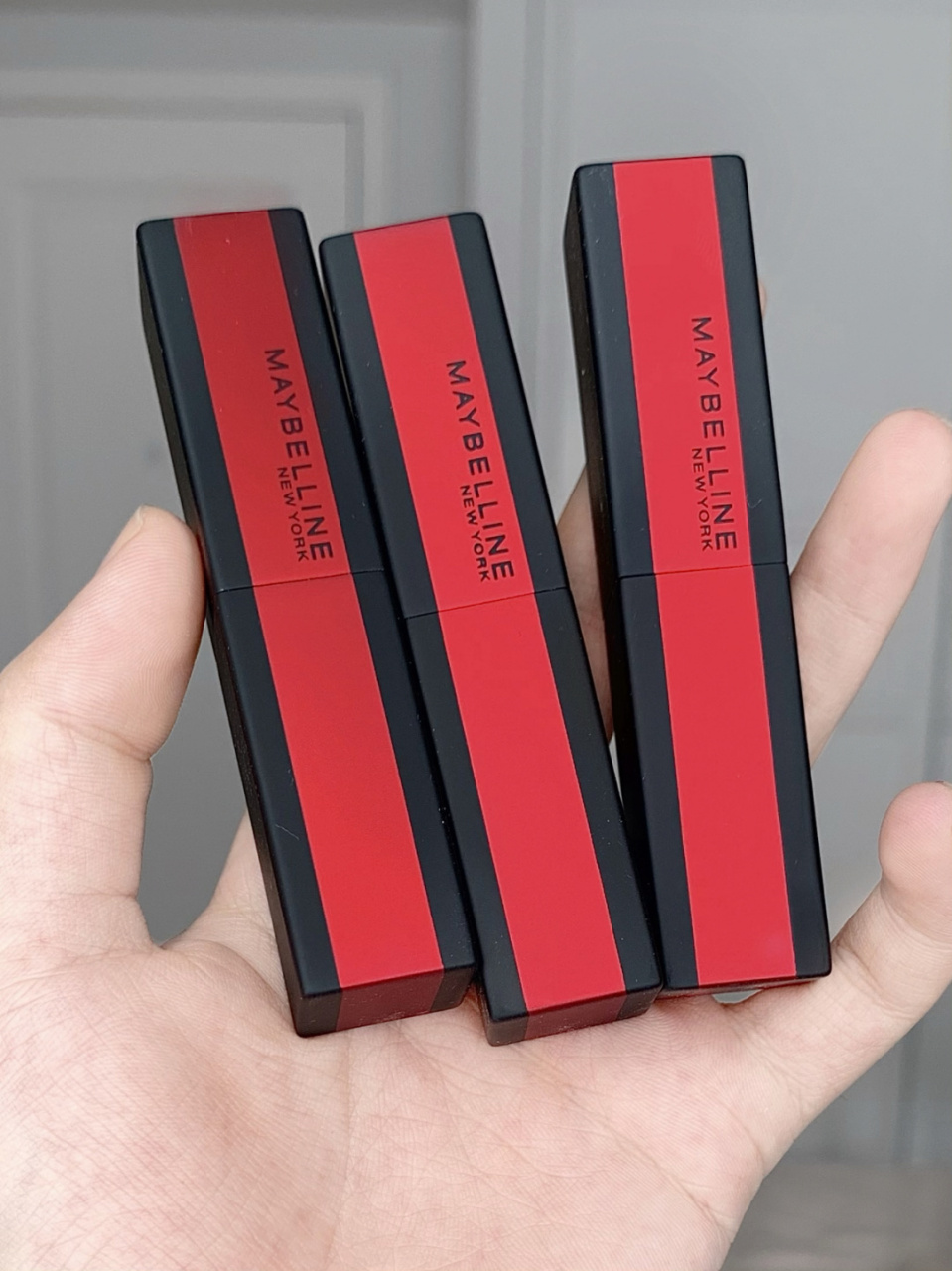 美宝莲小红线口红的质地真的好棒 雾面哑光的～轻薄而且显色度和持久