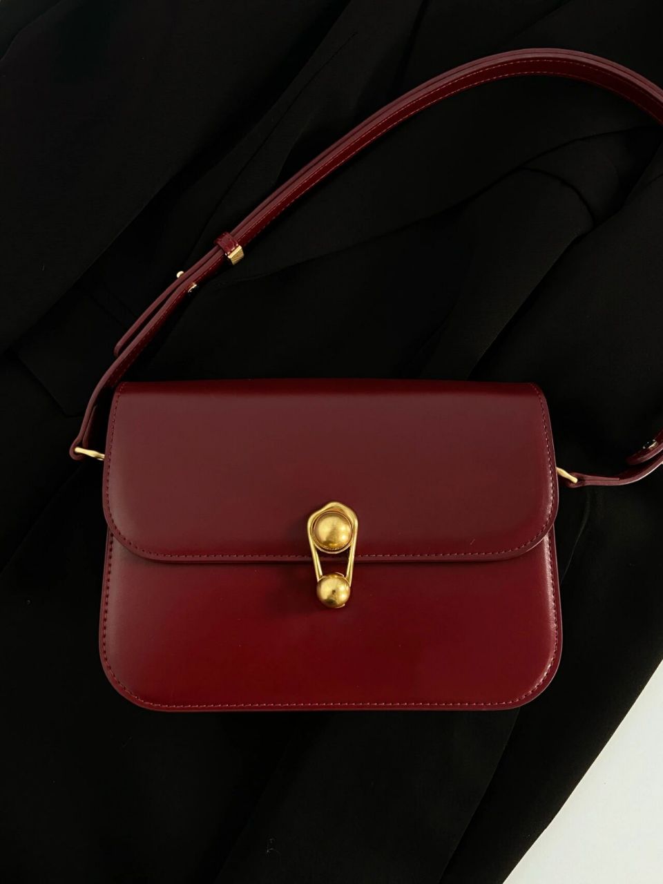 这个酒红色包包配大衣也泰好看了吧~ 今天分享一个很哇塞的酒红色包包