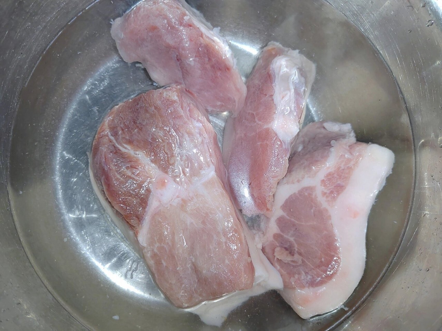 家庭版熏肉做法 熏肉做法 猪肉,精盐适量,花椒适量,八角适量,桂皮适量