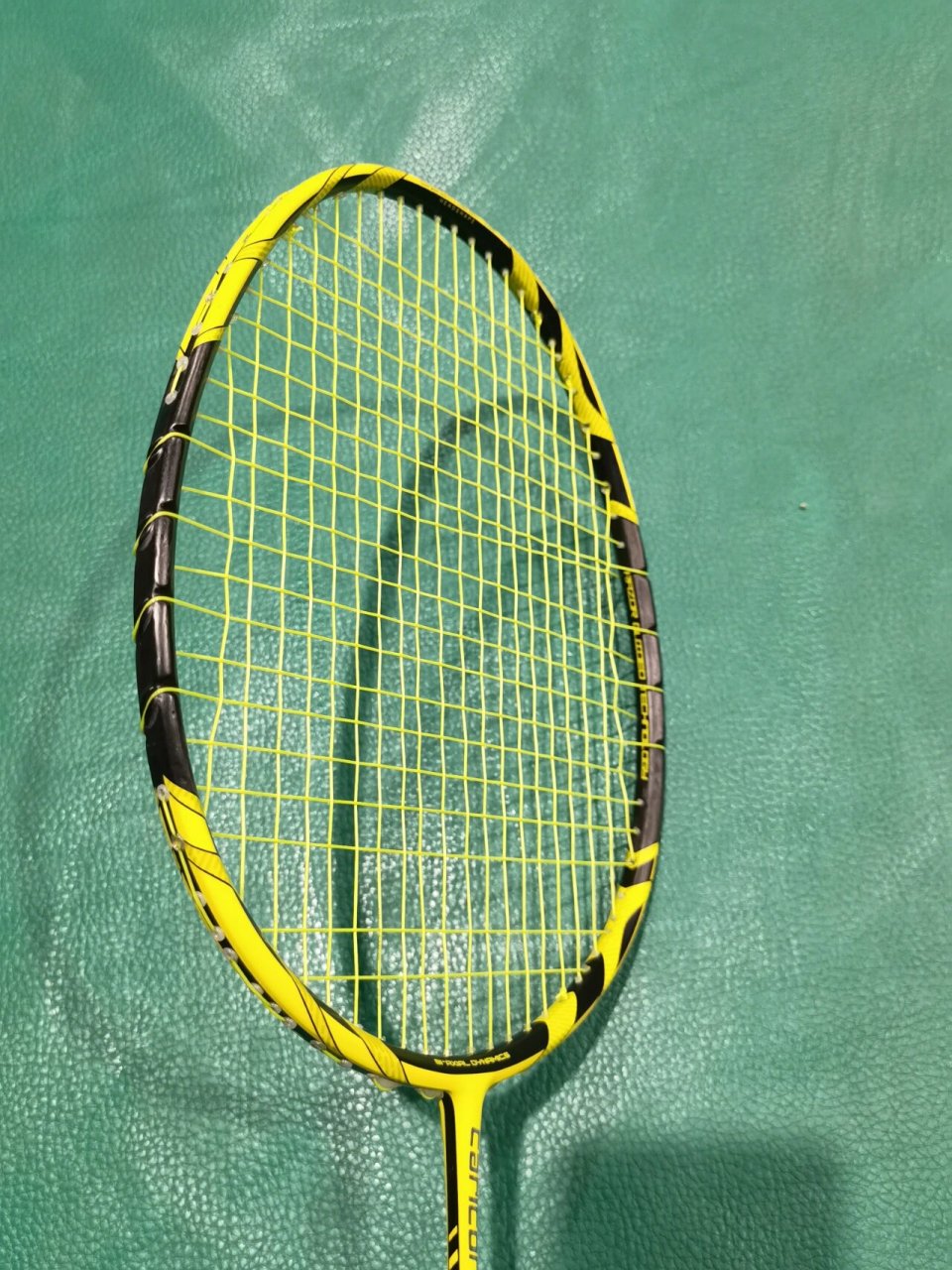 卡尔顿羽毛球拍 这款是卡尔顿羽毛球,羽毛球线外缠的,可以拉更高的磅