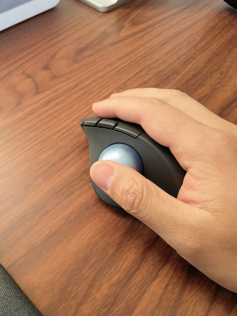 轨迹球鼠标用习惯了还是挺好的 适合不玩游戏的,轨迹球翻页也老爽了.