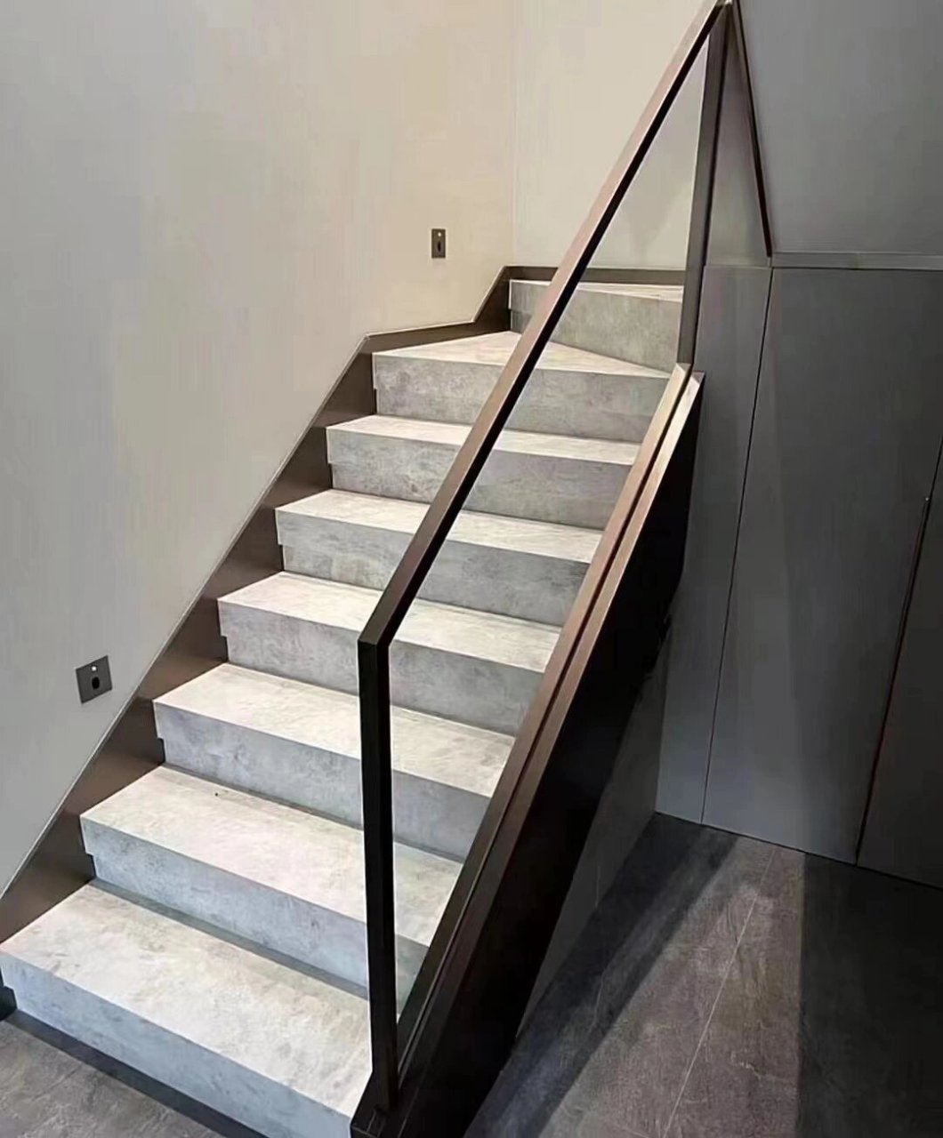 侧挂钢板玻璃槽扶手 古铜色油漆,搭配超白玻璃,很漂亮吧