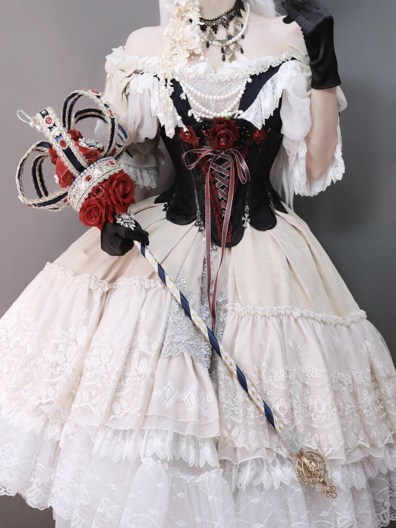 "为您加冕." 试了一下 红黑束腰和伊丽莎白加冕礼的搭配.