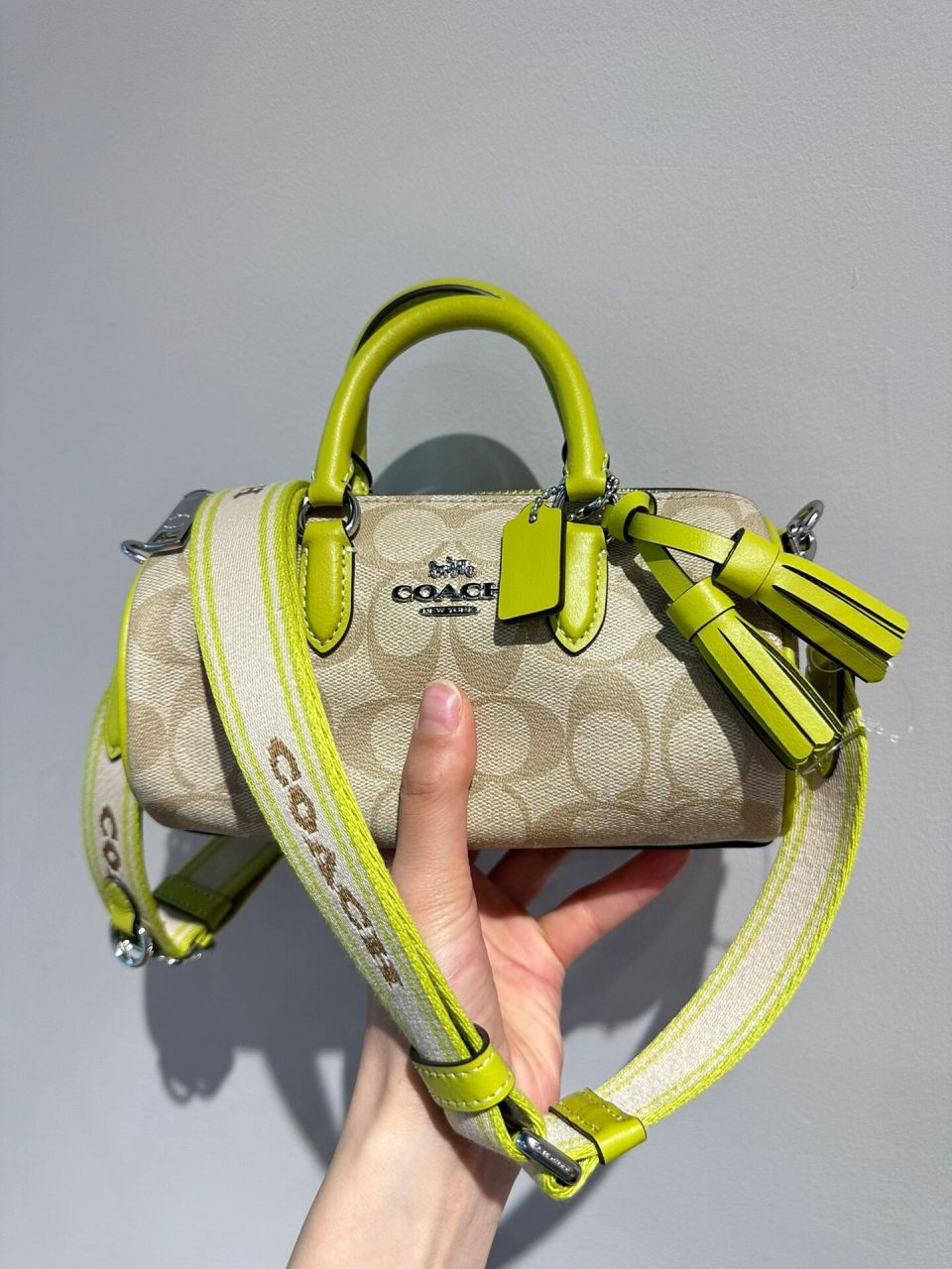 蔻驰五月新品|青柠色lacey笔筒包939393 在这个阳光最盛的时节