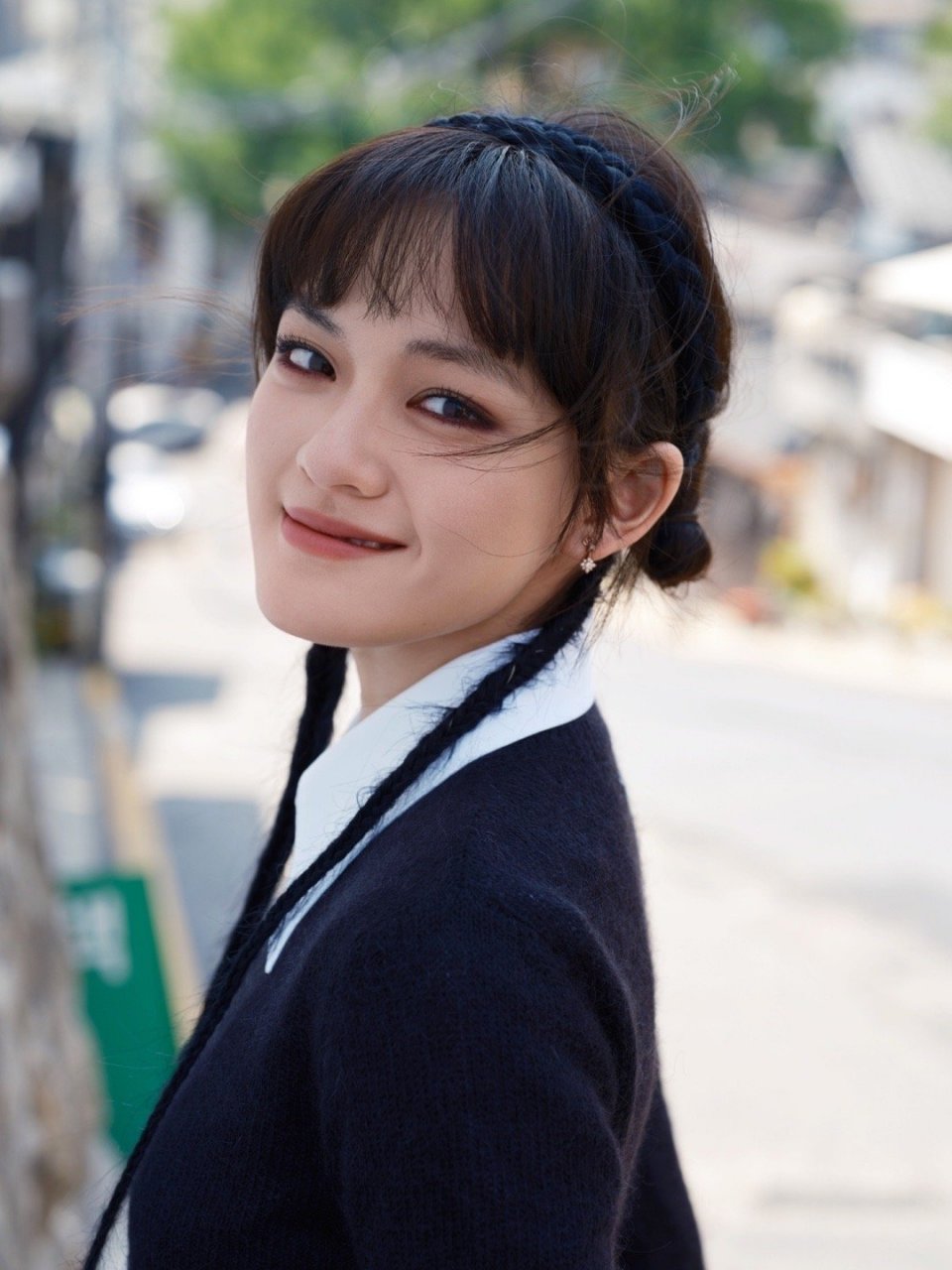 文淇长发双辫 文淇带来的这组看秀街拍大片,让人忍不住的感叹,不管是