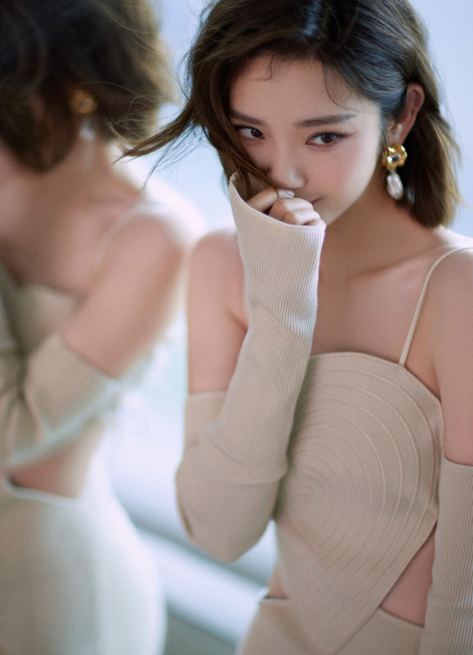 唐艺昕心形吊带裙写真组图