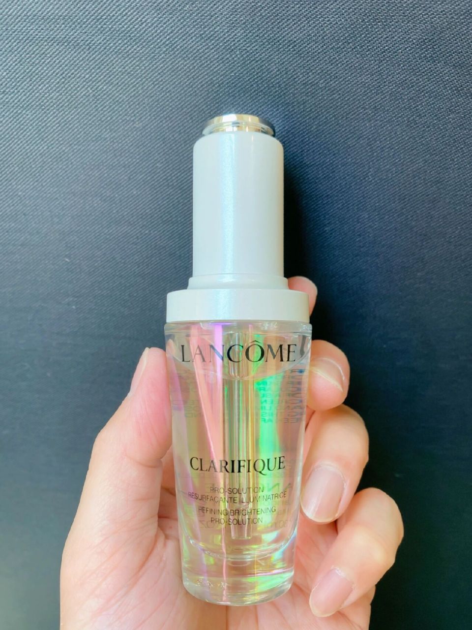 极光精华:兰蔻"美白"的炫技之作 兰蔻在北美刚上了一款极光精华,主打