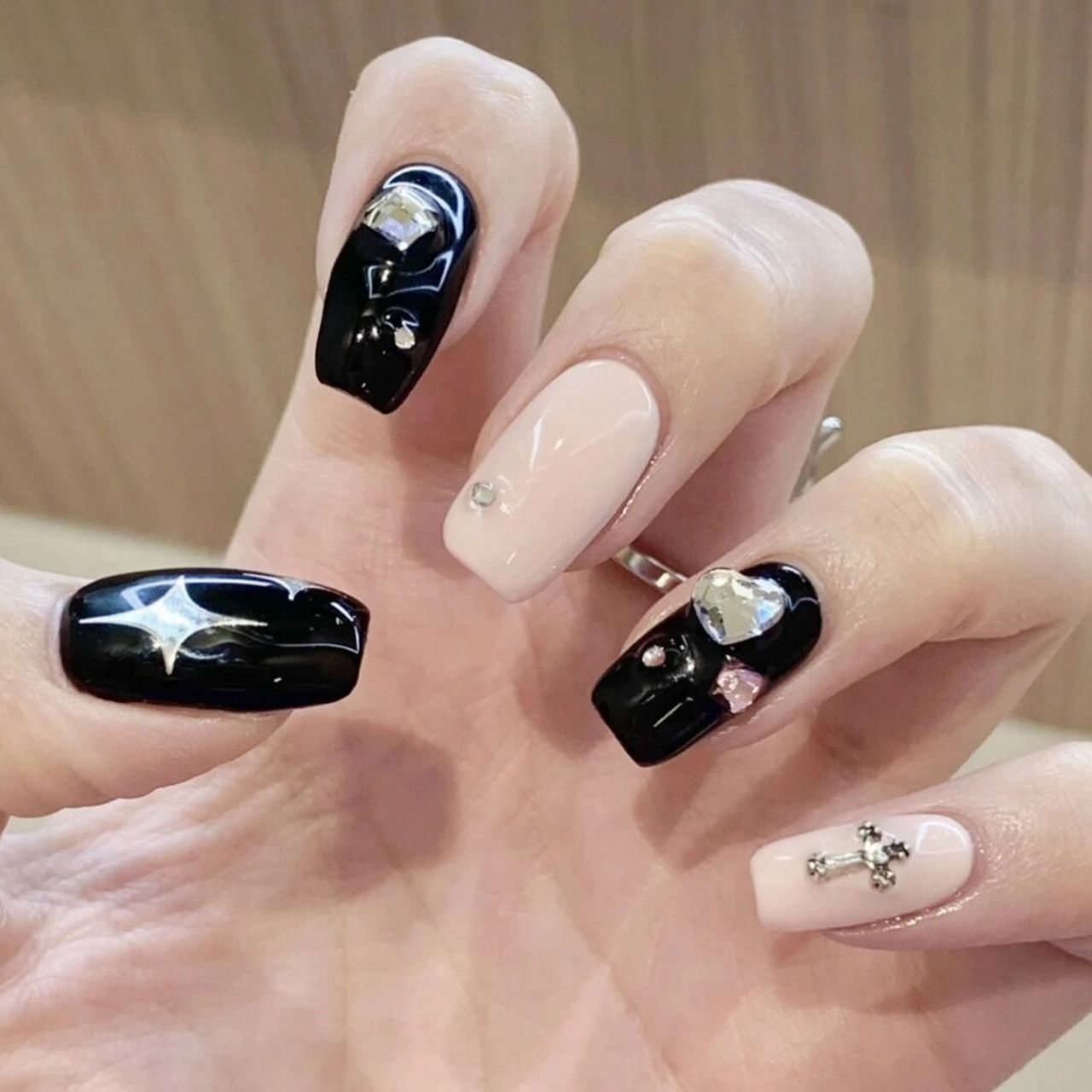 甜酷风美甲97 好喜欢黑粉配色的美甲啊 又酷又甜yk2风格最近真的很