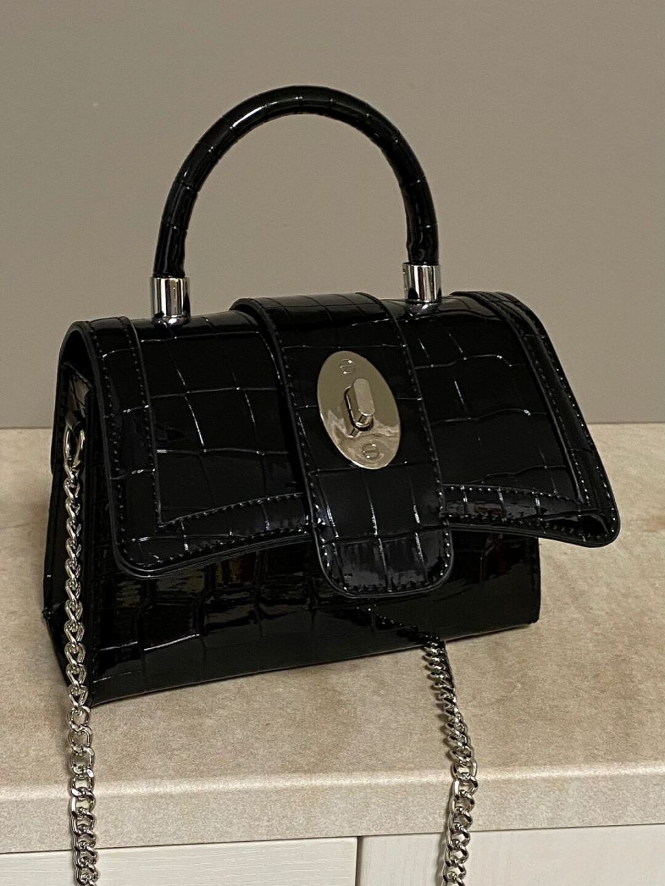 漆皮的包包真的每次都能惊艳到我 光泽感十足 高级显贵又日常百搭