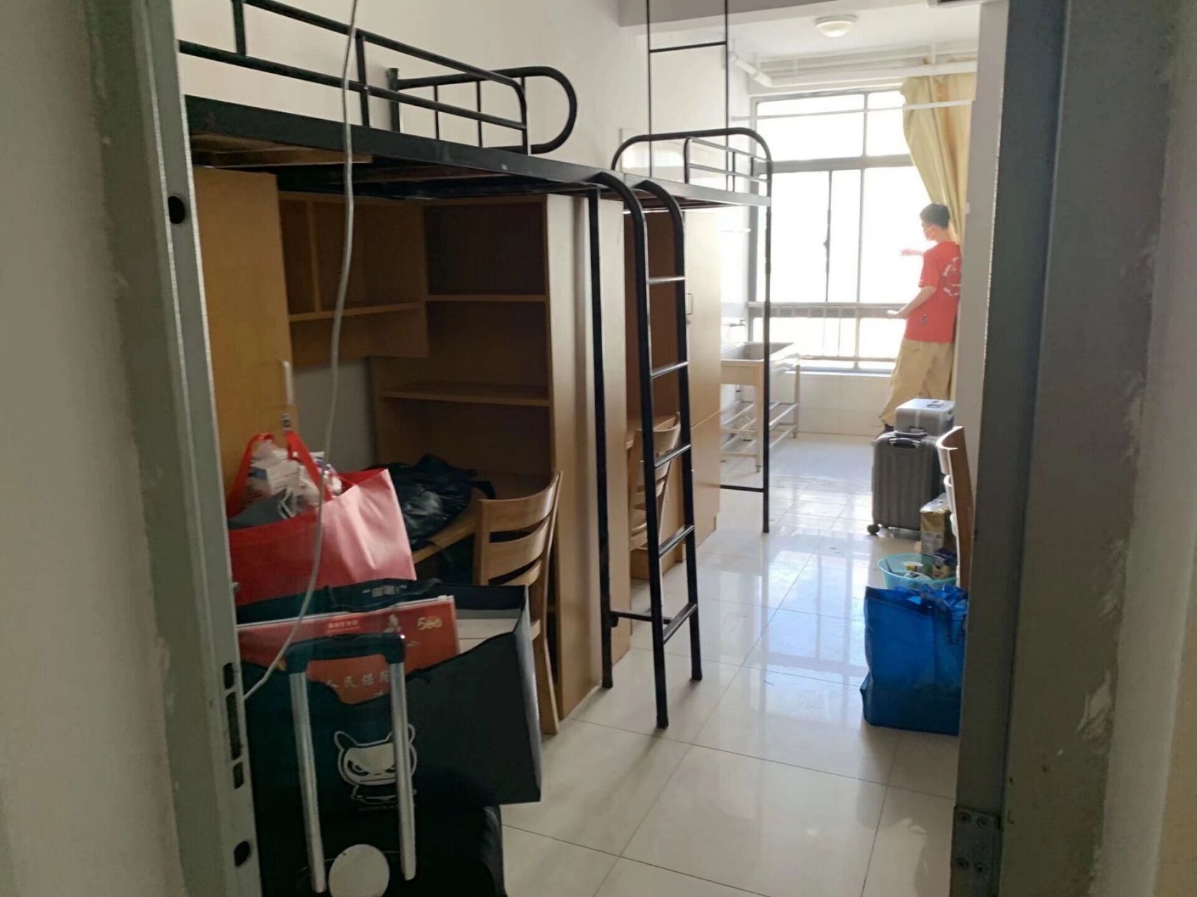 通达宿舍 通达宿舍四人间,上床下桌,有独立卫浴,热水的供应时间在晚六