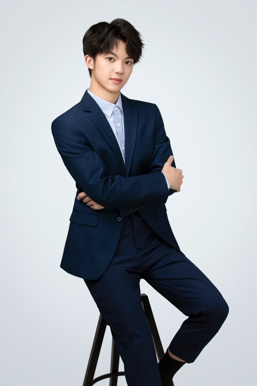 男士形象照|追求质感的职场精英看过来 简约的灰色调 搭配时尚感十足