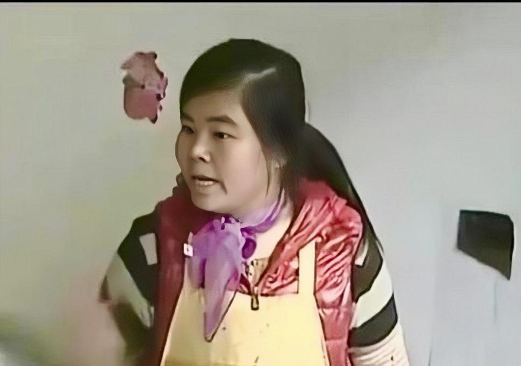 2022年,浙江一儿媳妇手持搅屎棍痛打大姑姐,回手又将棍子戳进婆婆嘴里