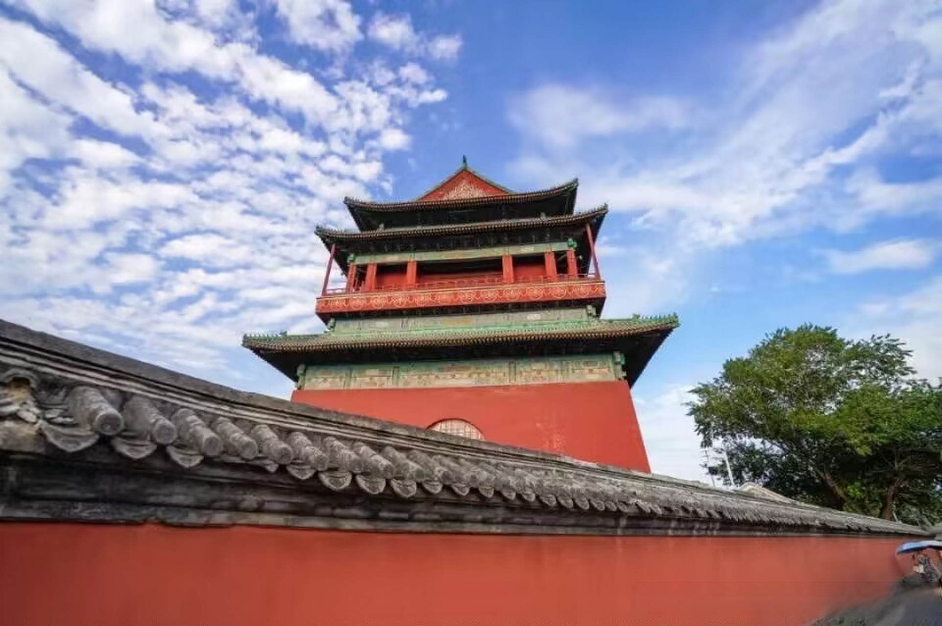 钟鼓楼文化广场成了市民们健身休闲娱乐胜地,在这里抖空竹,踢毽子,玩