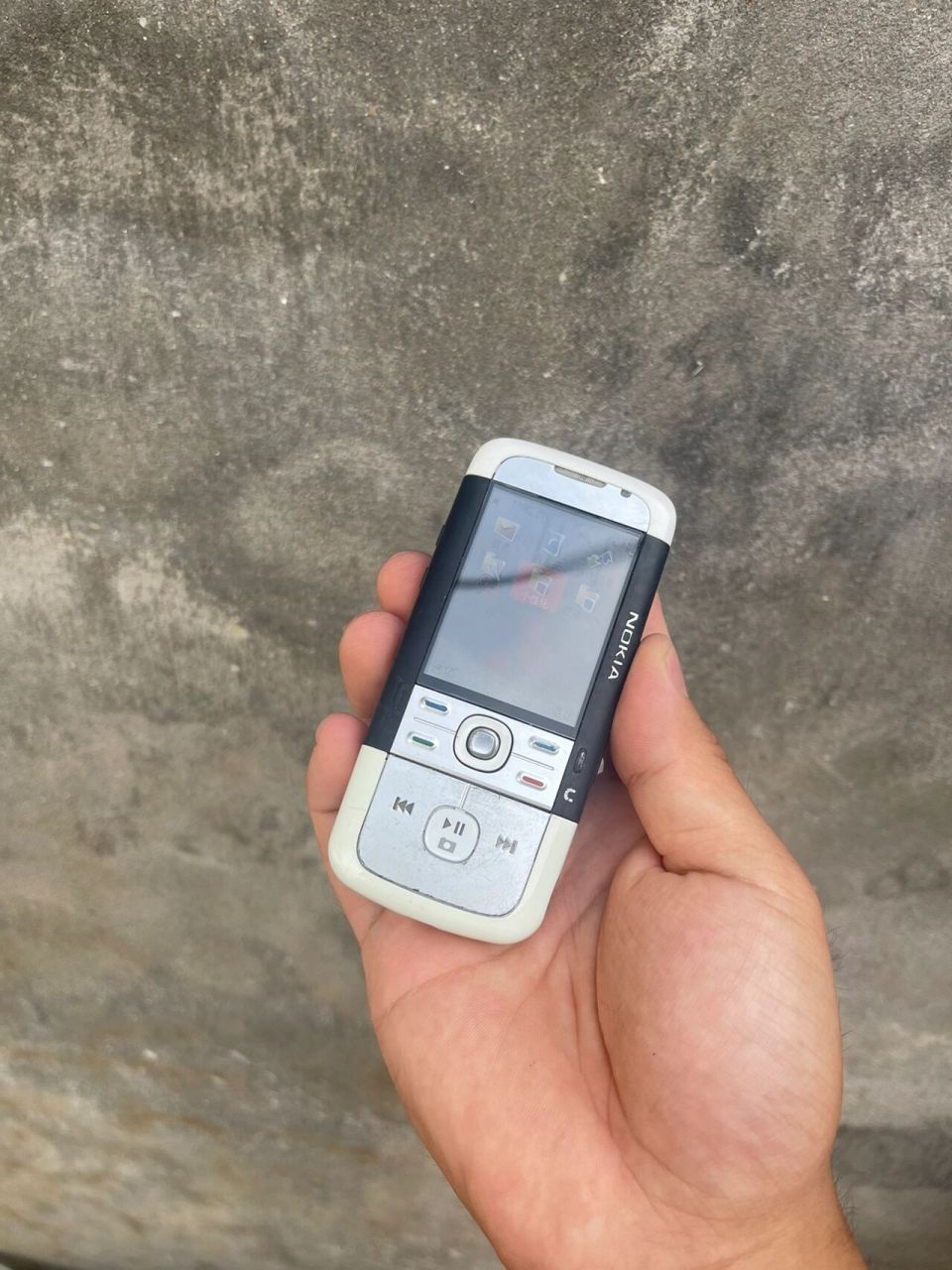 诺基亚5700旋转音乐照相手机 一款强大的音乐娱乐照相手机 旋转扭腰