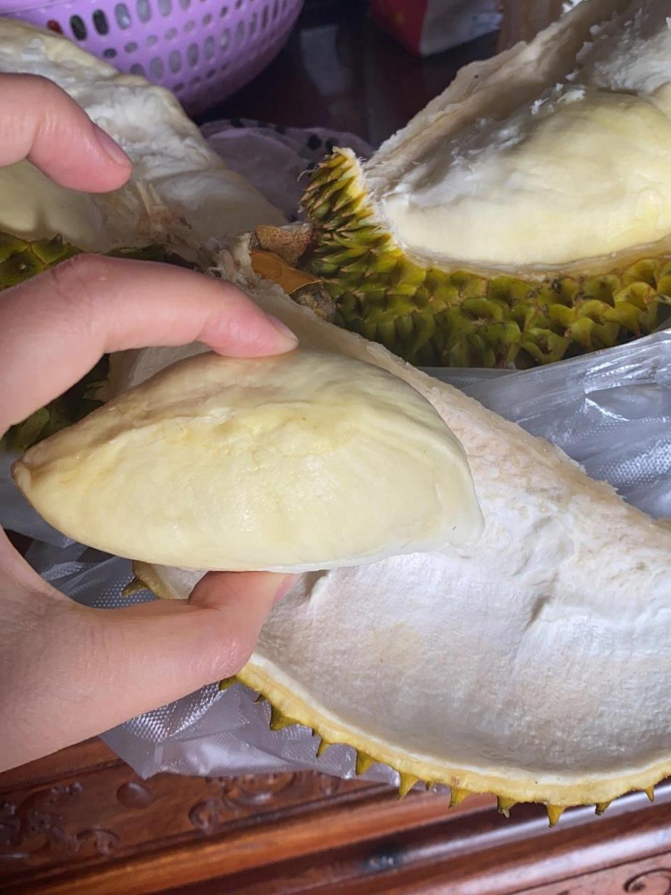 闻起来没有榴莲味道,很淡,几乎没有.