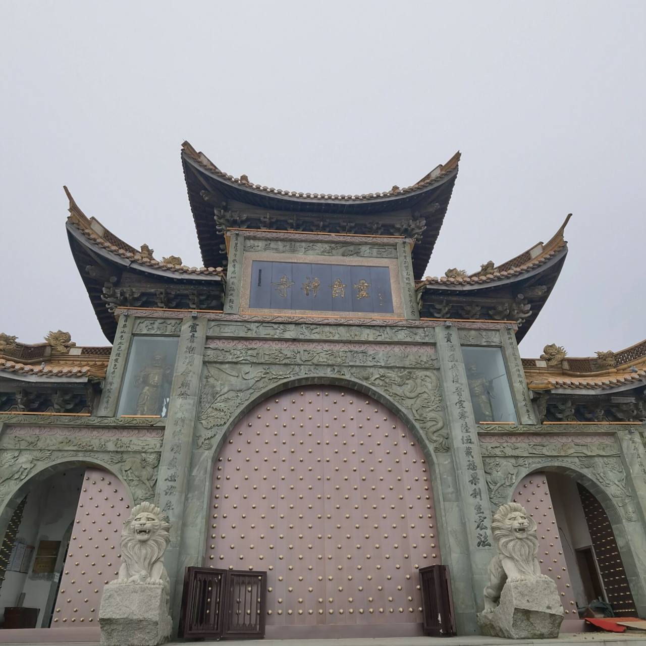 舟山嵊泗大悲山灵音禅寺  大悲山大灵音寺位于泗礁本岛东部五龙乡大悲