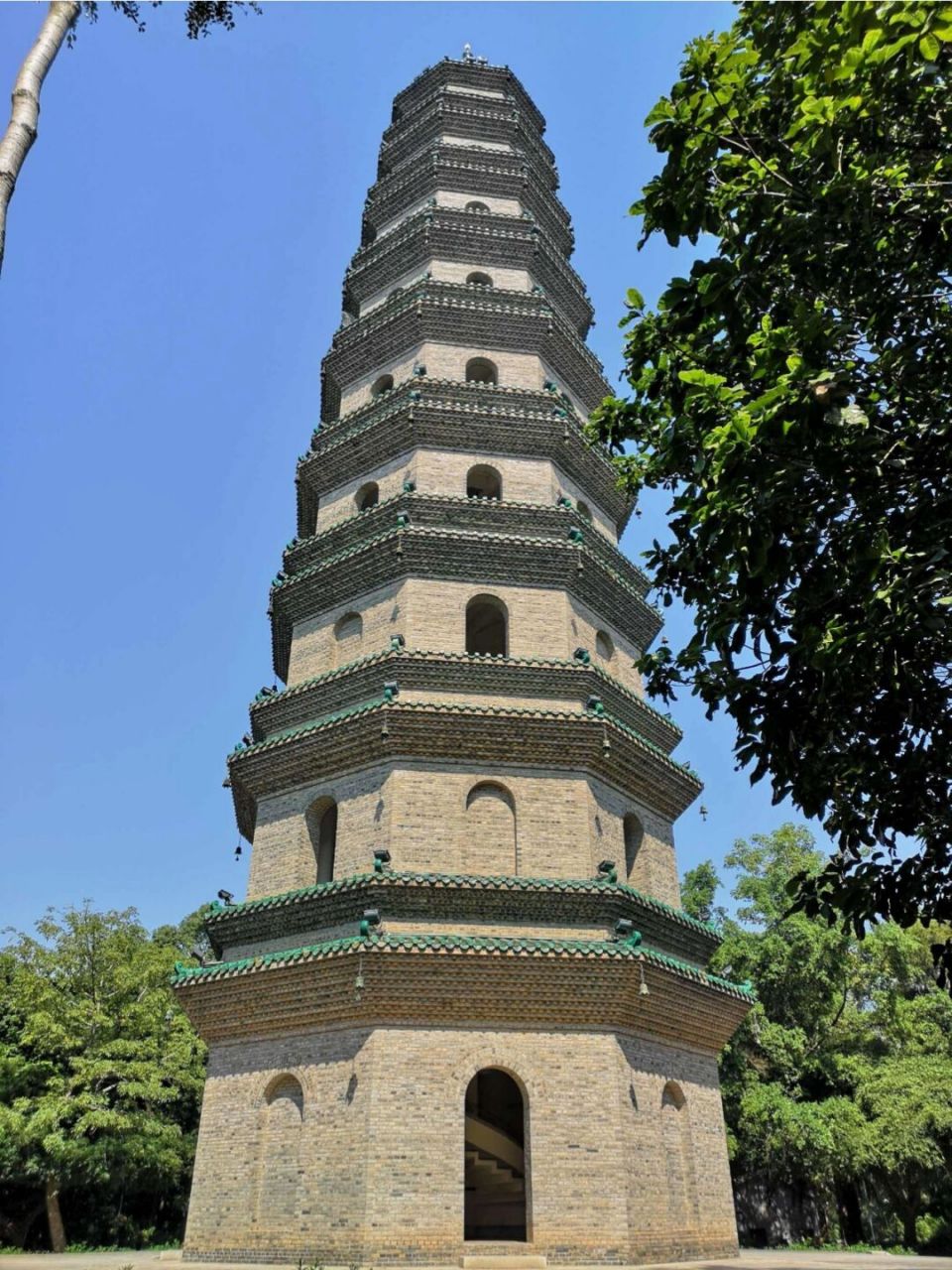 青秀山的龙象塔 龙象塔是在广西首府南宁的邕江江畔,远处连绵青山上的