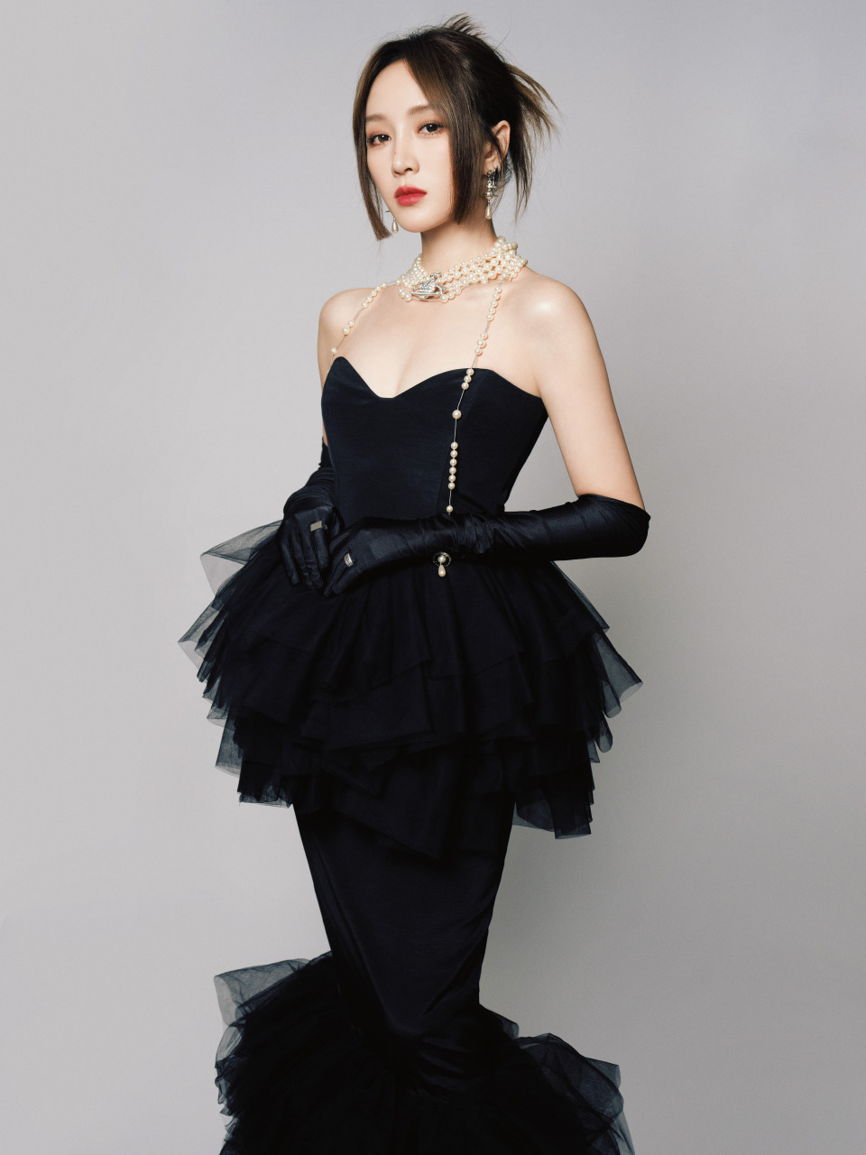 孟佳黑色美人鱼造型:一身from miscreants aw23礼服,又酷又美.
