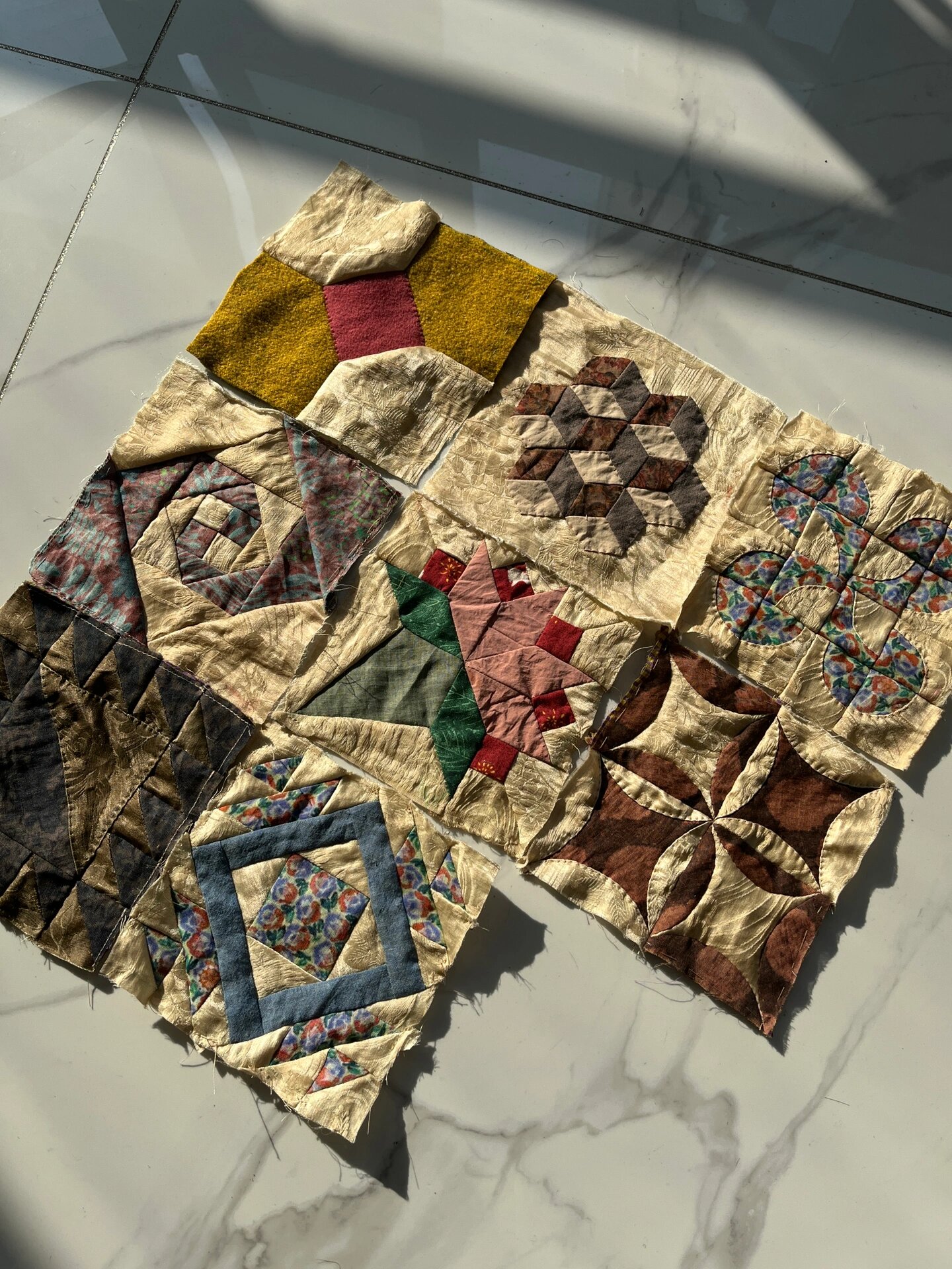 今日的快乐是小布头给的,装修没补好的一小块水泥砂浆地面准备做个