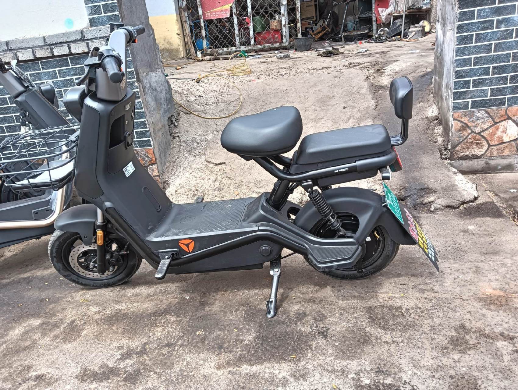 雅迪冠能领锐,一次充电跑100公里,走一单