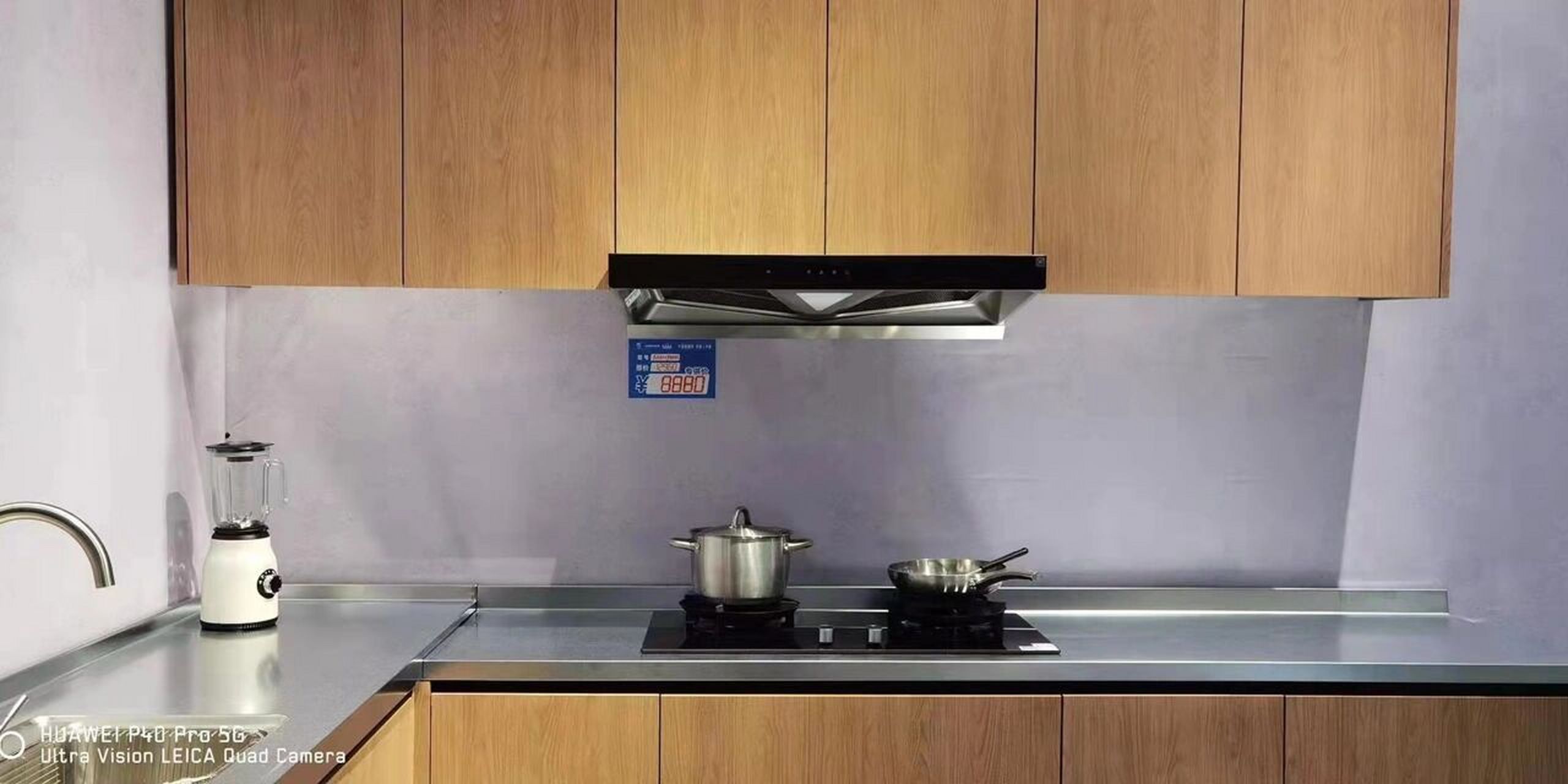 顶吸烟机安装上效果非常棒,整体外观非常搭配厨房橱柜,体验效果也