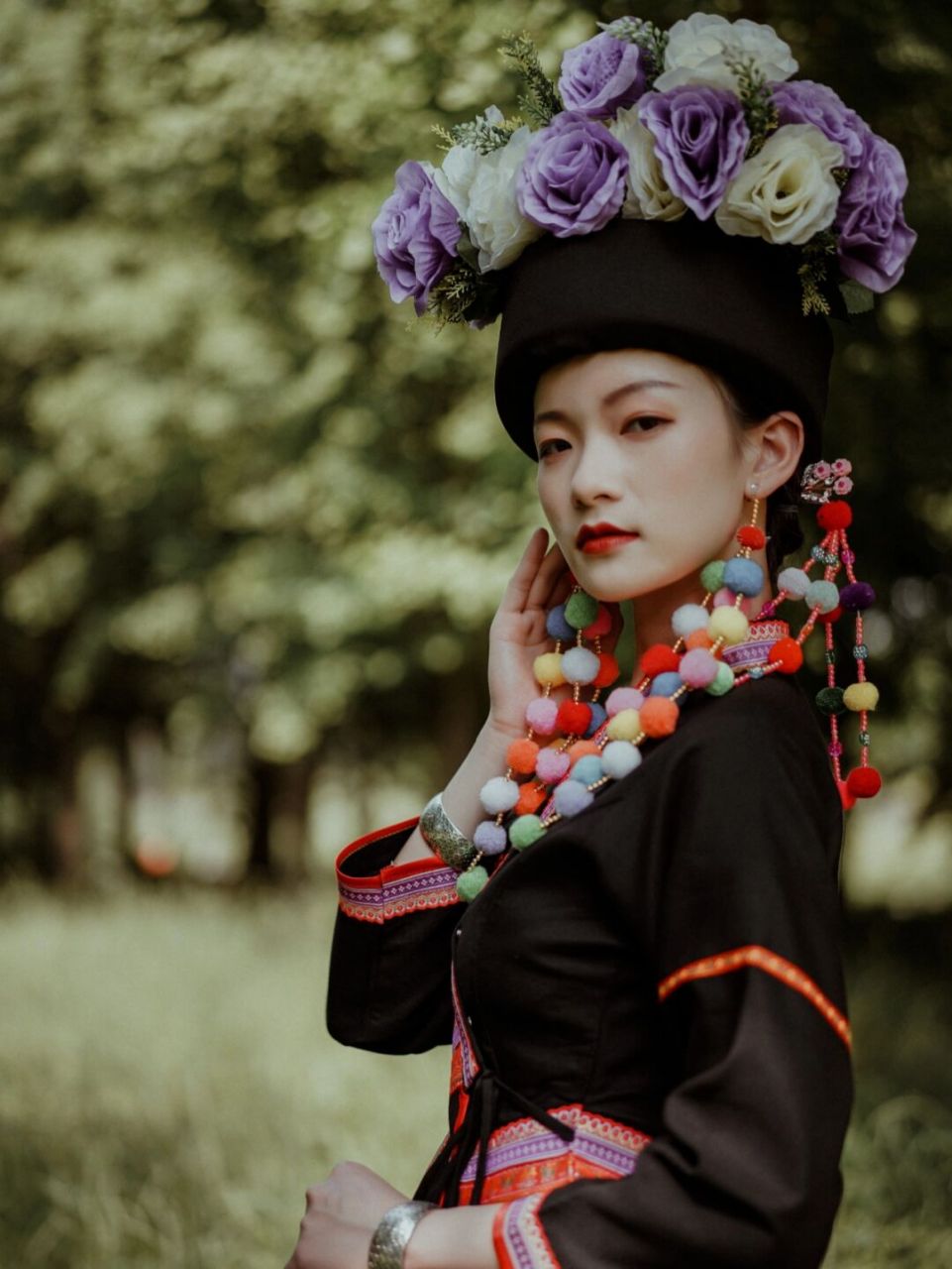 主要聚居 于云南省西双版纳傣族自治州勐海县的布朗山及西定,劲岗等地