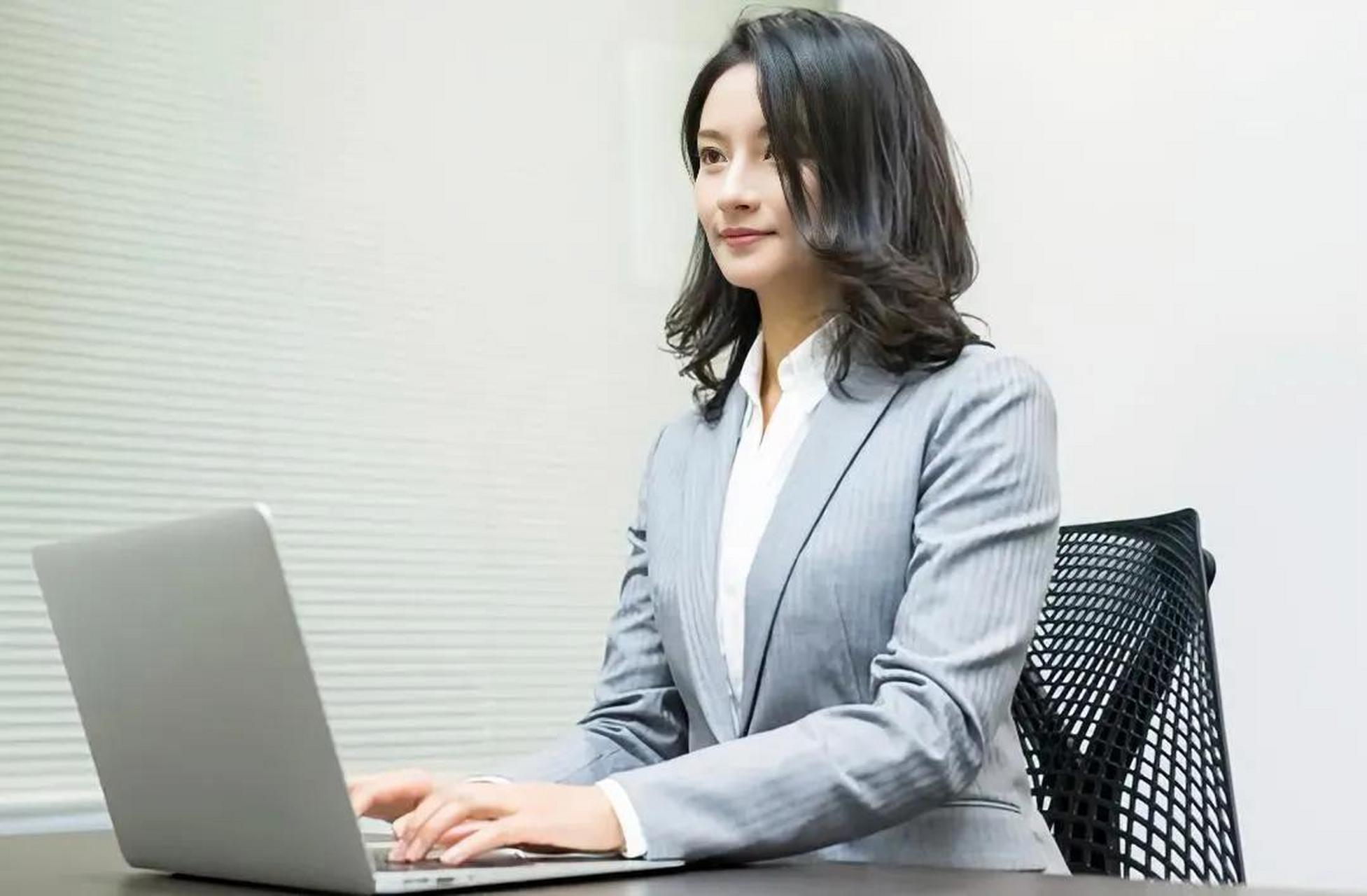 公司的前台文员年前辞职走了,辞职的理由是工资不高没有前途,她当时