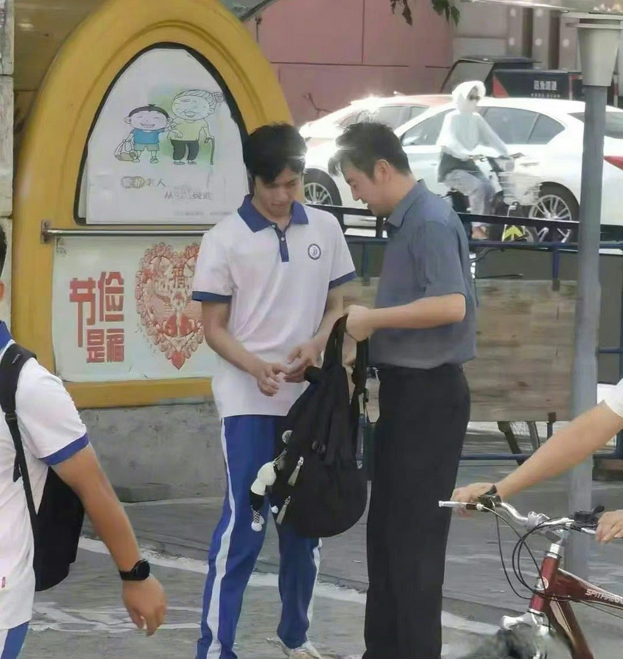 雷佳音刘耀文同框路透,穿着校服的耀文好帅