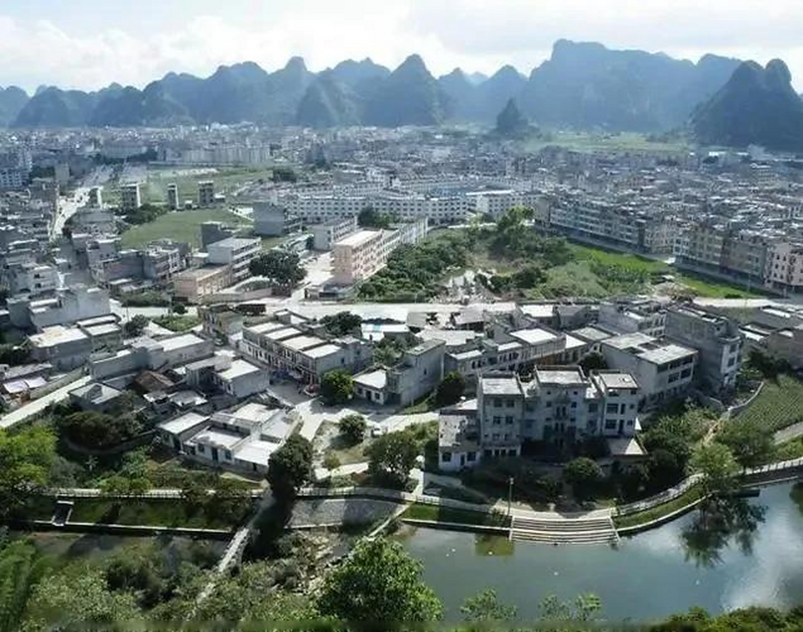 天等镇,天等县辖镇.县人民政府驻地.位于县境东南部