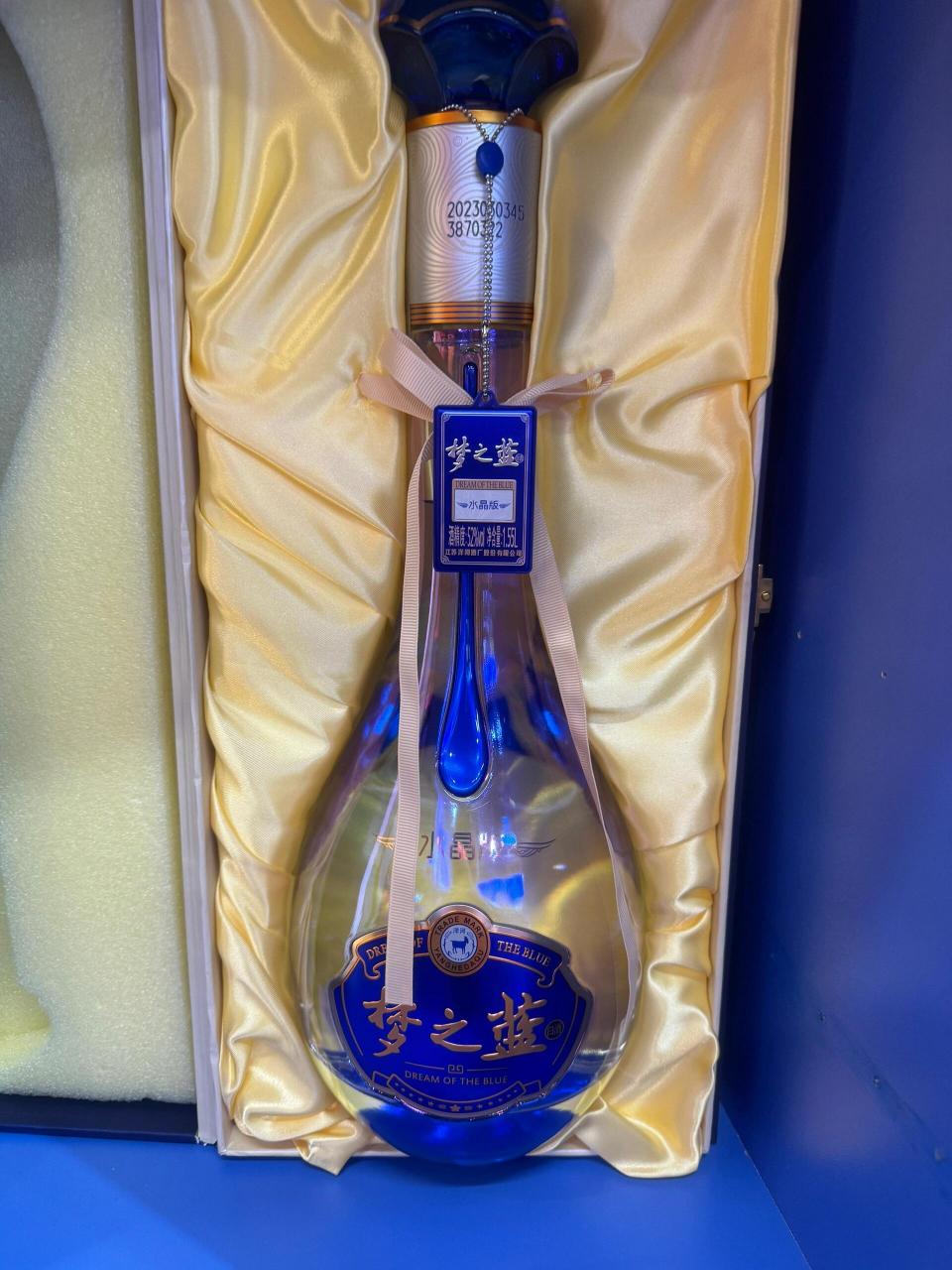 这是我的家乡江苏宿迁洋河服务区,洋河盛产美酒,洋河大曲,海之蓝,天之